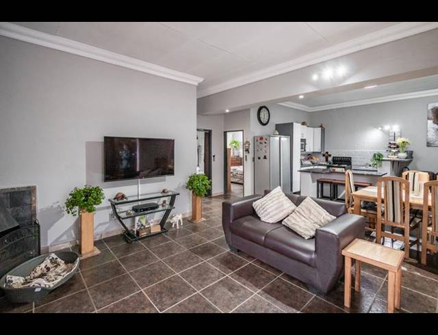 7 BEDROOM HOUSE FOR SALE IN RACEVIEW